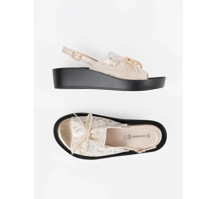 Výborné Jasnobeżowy dámské  sandály na klínku