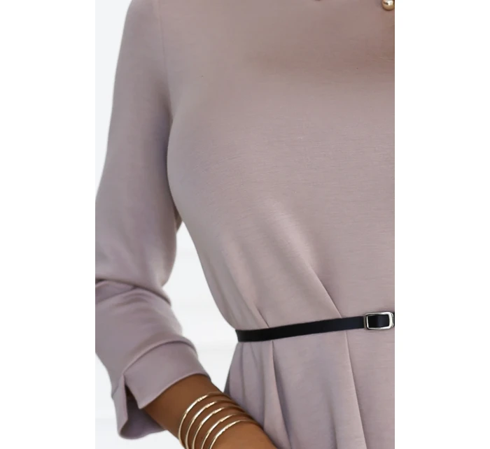 Béžové klasické trapézové dámské šaty s černým opaskem model 20698422 - numoco Béžové klasické trapézové dámské šaty s černým opaskem model 20698422 - numoco