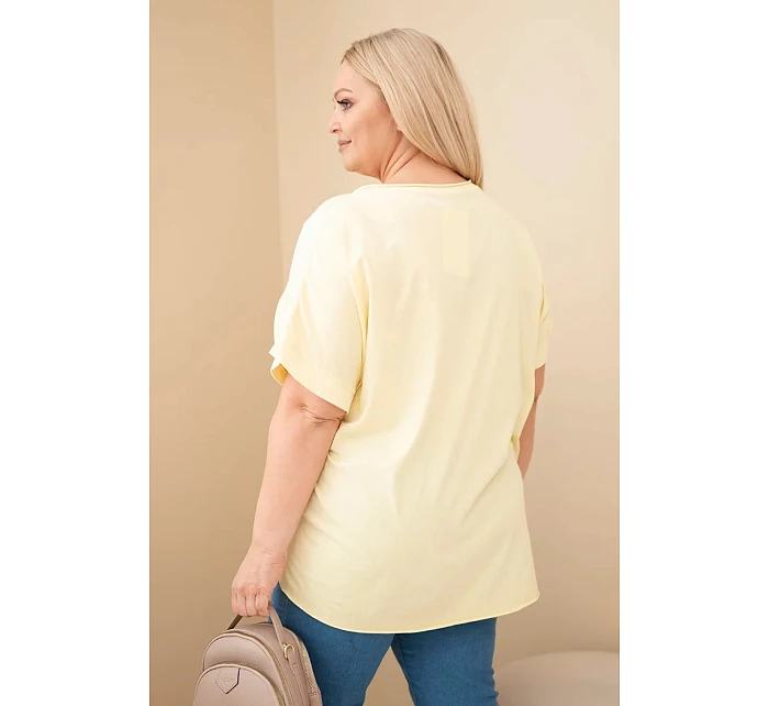 Dámská bavlněná halenka Plus Size s model 22092374 květinami žlutá - K-Fashion