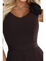 Elegantní večerní maxi šaty s rozparkem a růžemi – hnědé model 22358777 - numoco