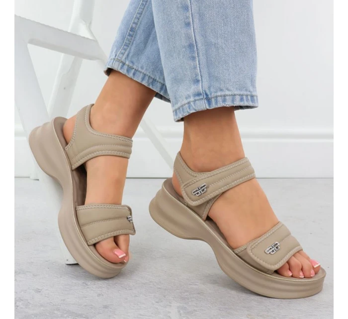 Dámské sandály na silné podrážce s pásky na suchý zip béžové model 21904815 - Potocki Dámské sandály na silné podrážce s pásky na suchý zip béžové model 21904815 - Potocki