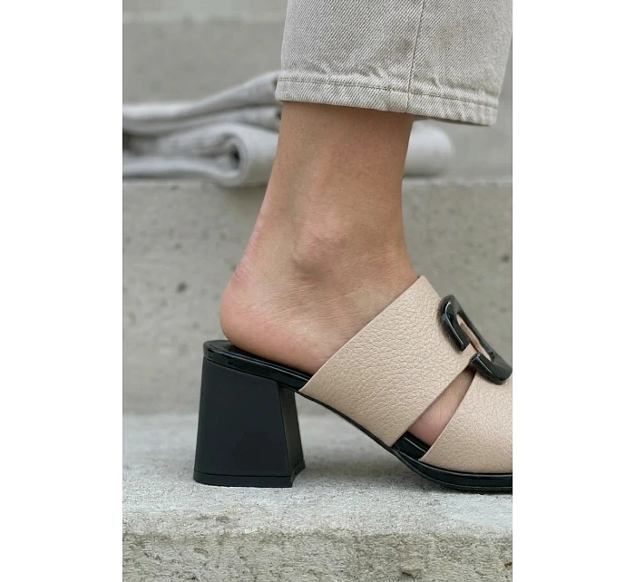 Dámské pantofle s výřezem a přezkou na podpatku model 22076973 Béžové - VINCEZA