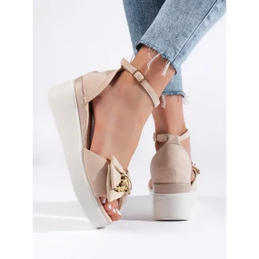 Výborné hnědé dámské  sandály na klínku