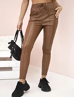 Dámské kalhoty z eko kůže s vázáním a rozparkem na nohavici hnědé