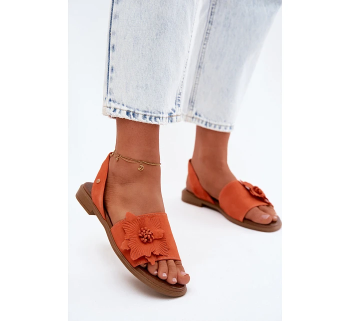 Kožené semišové sandály na plochém podpatku s ozdobným květem model 22122953 Oranžové - Zazoo