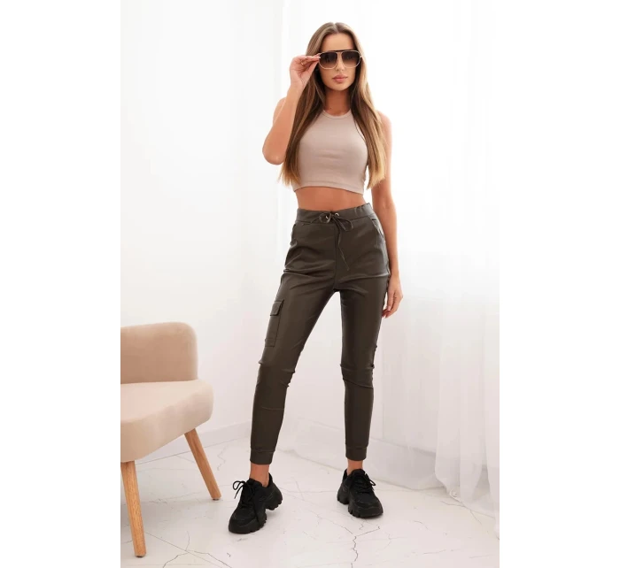 Dámské kalhoty z ekokůže s kapsami a šněrováním v pase khaki