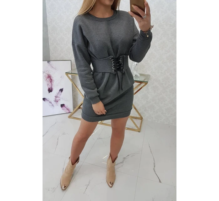 Zateplené šaty s ozdobným páskem grafitové