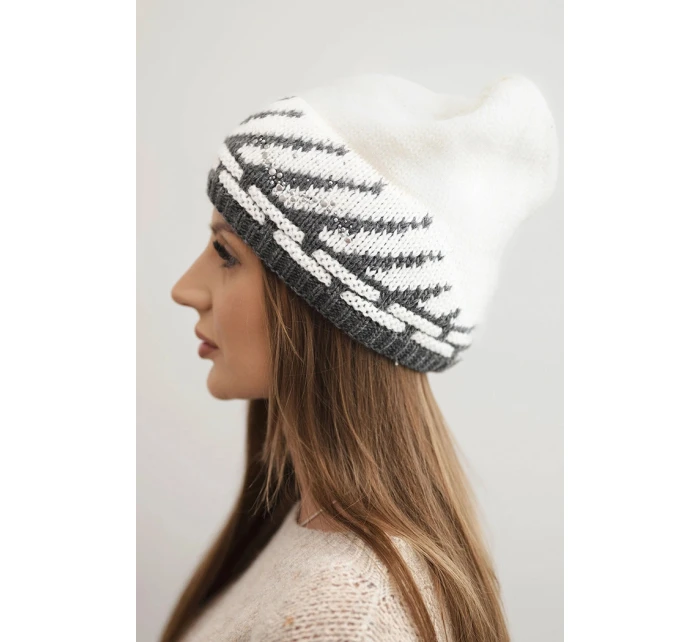 Dámská zimní čepice z vlny s geometrickým vzorem a kamínky K469 bílá
