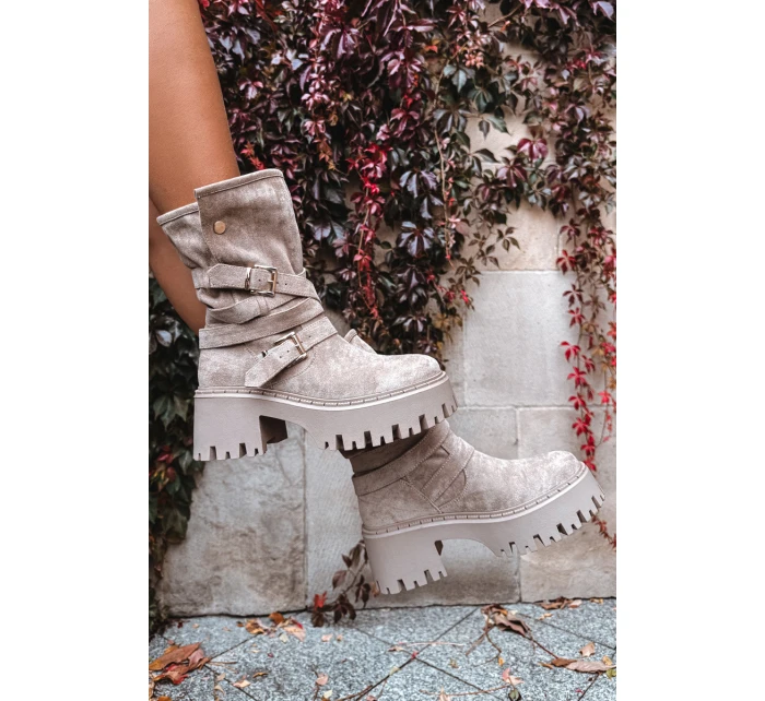 Dámské boty na podpatku s přezkami a páskem béžové model 21715455 - Boto