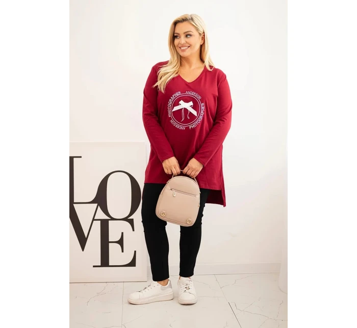 Dámská blůza s delším zadním dílem a potiskem bordová Dámská blůza s delším zadním dílem a potiskem bordová