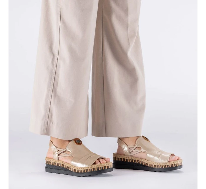 Dámské zlaté sandály na klínku model 22097425 - Rieker Dámské zlaté sandály na klínku model 22097425 - Rieker