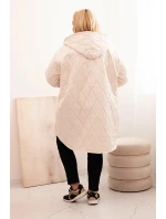 Dámská bunda Plus Size prošívaná s kapucí a nápisem model 21229239 světlé béžové - K-Fashion Dámská bunda Plus Size prošívaná s kapucí a nápisem model 21229239 světlé béžové - K-Fashion