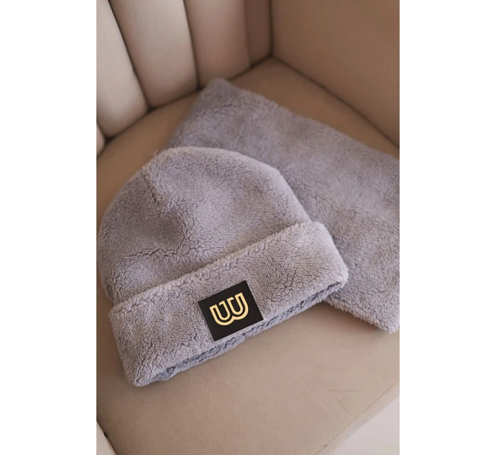 Dámská model 21495015 souprava čepice a nákrčník s ozdobnou nášivkou šedý - K-Fashion Dámská model 21495015 souprava čepice a nákrčník s ozdobnou nášivkou šedý - K-Fashion