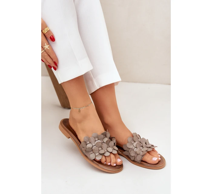 model 21684151 Dámské Kožené Pantofle Na Plochém Podpatku Taupe - Zazoo