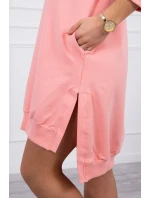 Šaty s kapucí a delšími zády v meruňkové barvě Šaty s kapucí a delšími zády v meruňkové barvě