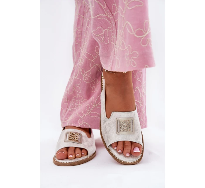 Elegantní Dámské Sandály Na Plochém Podpatku S Dekorací S.Barski KV51-082 Stříbrné Elegantní Dámské Sandály Na Plochém Podpatku S Dekorací S.Barski KV51-082 Stříbrné