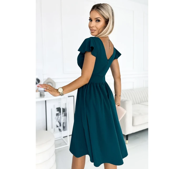 Dámské šaty v lahvově zelené barvě s výstřihem a krátkými rukávy model 18475695 - numoco Dámské šaty v lahvově zelené barvě s výstřihem a krátkými rukávy model 18475695 - numoco