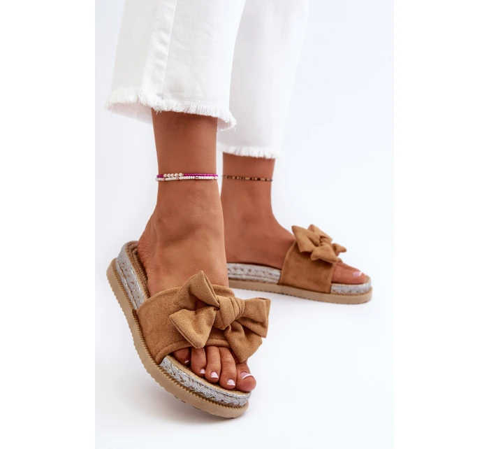 Dámské žabky na platformě s mašlí Camel model 21653345 - Boto Dámské žabky na platformě s mašlí Camel model 21653345 - Boto