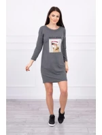 Šaty s potiskem košíku v grafitové barvě