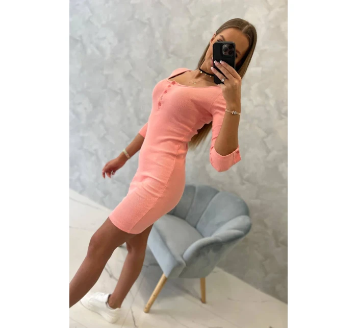 Meruňkové šaty s výstřihem na knoflíky