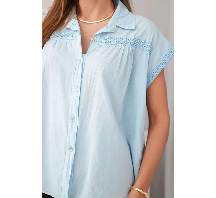 Dámská bavlněná košilová halenka s krajkou a krátkým rukávem modrá