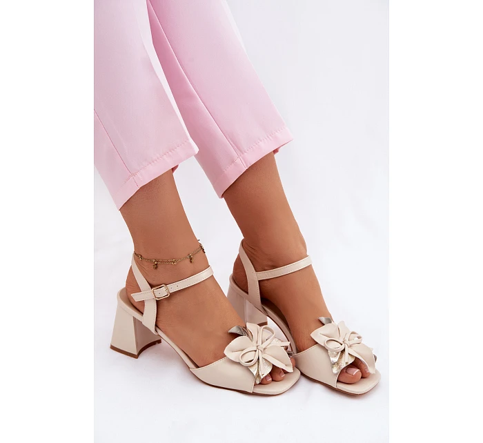 Dámské sandály na podpatku s ozdobným květem Vinceza 20283 Béžové Dámské sandály na podpatku s ozdobným květem Vinceza 20283 Béžové
