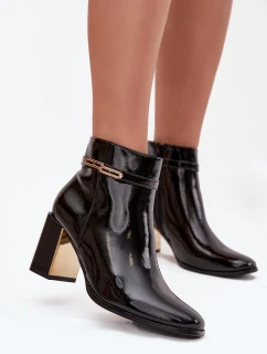 Lakované kotníkové boty na sloupku s páskem – černé Dorelia