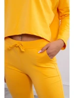 Souprava s oversize halenkou hořčicové barvy Souprava s oversize halenkou hořčicové barvy