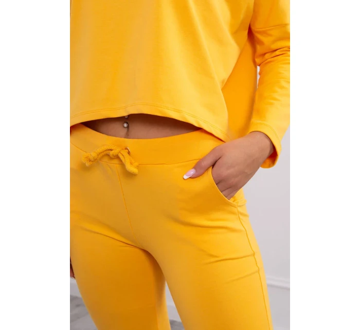 Souprava s oversize halenkou hořčicové barvy Souprava s oversize halenkou hořčicové barvy