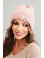 Dámská zimní čepice model 21441778 s ozdobným knoflíkem světle pudrově růžová - K-Fashion Dámská zimní čepice model 21441778 s ozdobným knoflíkem světle pudrově růžová - K-Fashion