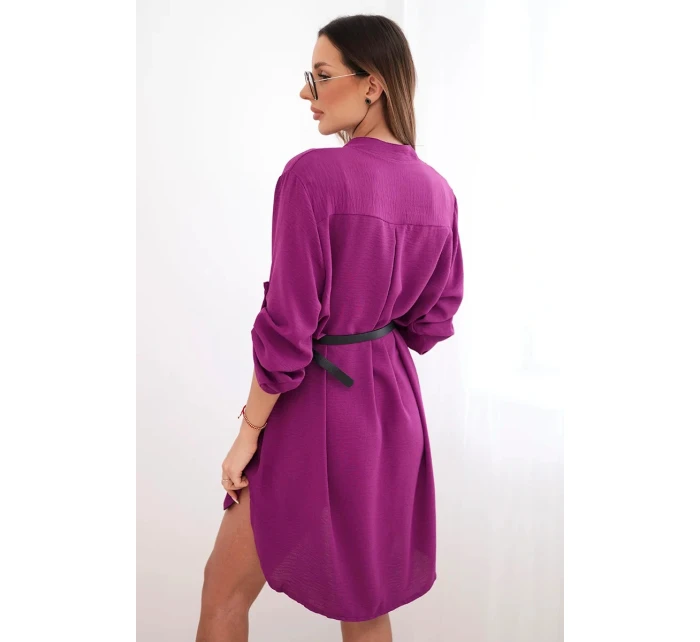 Šaty s delšími zády a páskem tmavě fialová