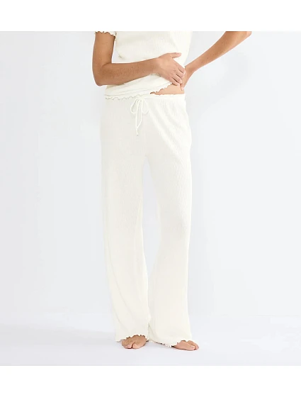 MIX & MATCH – Dlouhé kalhoty s volánky pro pohodlí doma Triumph MIX & MATCH – Dlouhé kalhoty s volánky pro pohodlí doma Triumph