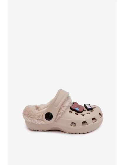 Dětské pěnové pantofle zateplené kožíškem s ozdobnými připínkami – khaki