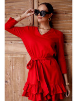 Jednoduché šaty s volánky a červeným páskem