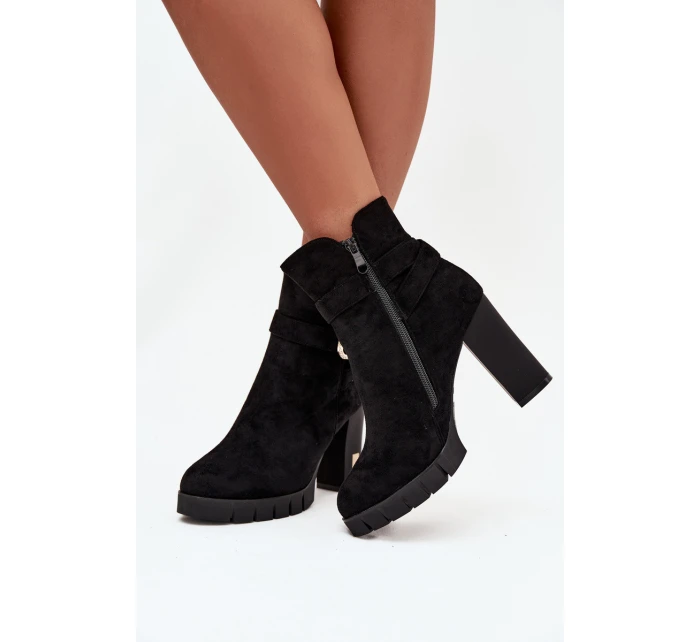 Zateplené dámské kozačky na podpatku s přezkou Černé model 21711529 - Boto Zateplené dámské kozačky na podpatku s přezkou Černé model 21711529 - Boto