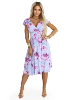 MATILDE midi šaty s obálkovým výstřihem a krátkými rukávy modré s růžovými květy model 22014770 - numoco MATILDE midi šaty s obálkovým výstřihem a krátkými rukávy modré s růžovými květy model 22014770 - numoco