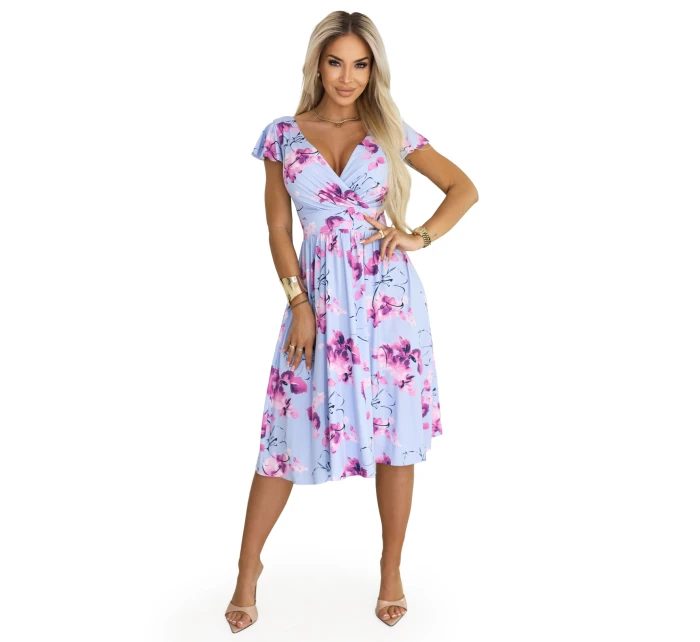 MATILDE midi šaty s obálkovým výstřihem a krátkými rukávy modré s růžovými květy model 22014770 - numoco MATILDE midi šaty s obálkovým výstřihem a krátkými rukávy modré s růžovými květy model 22014770 - numoco