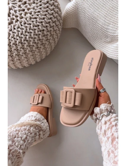 Dámské pantofle na nízkém podpatku s přezkou béžové model 21900564 - Boto