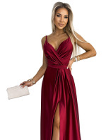Elegantní dlouhé dámské saténové šaty ve vínové bordó barvě s výstřihem a rozparkem na model 19516845 - numoco