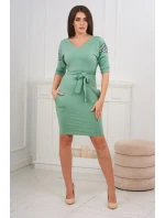 Šaty s křídly na ramenou tmavě mátové barvy