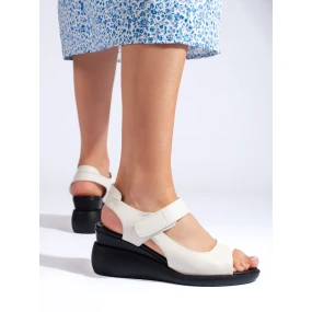 Pohodlné dámské sandály bílé na klínku Pohodlné dámské sandály bílé na klínku