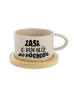 ZASE O DEN BLÍŽ DO DŮCHODU - krémový hrníček makronka 200 ml