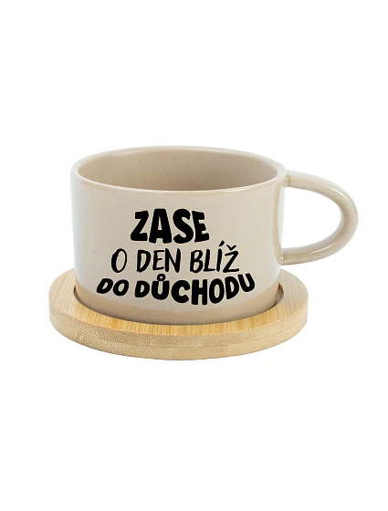 ZASE O DEN BLÍŽ DO DŮCHODU - krémový hrníček makronka 200 ml