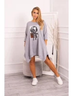 Šaty s potiskem a rozšířenou spodní částí šedé