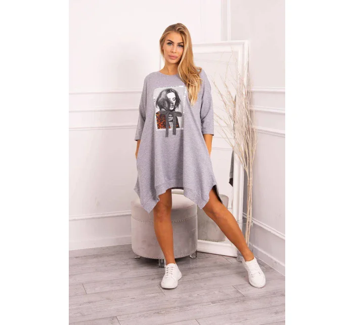 Šaty s potiskem a rozšířenou spodní částí šedé