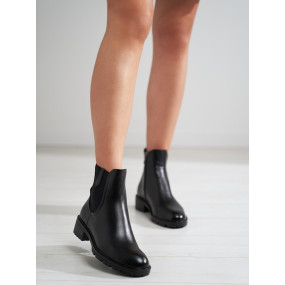 Praktické dámské  kotníčkové boty černé na plochém podpatku