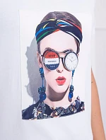 Halenka s ženskou grafikou bílá