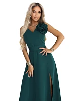 669-1 Romantické maxi šaty s květinou na rameni a rozparkem - lahvově zelené