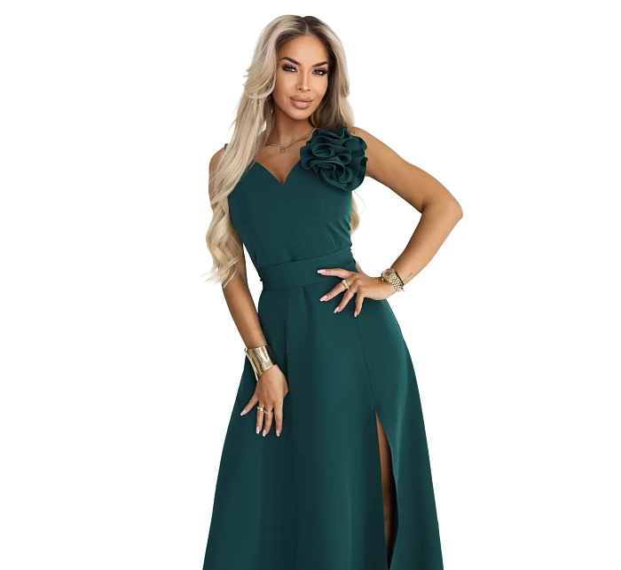 669-1 Romantické maxi šaty s květinou na rameni a rozparkem - lahvově zelené