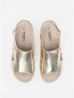 Luxusní dámské  sandály zlaté na plochém podpatku